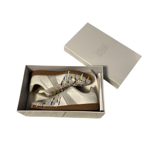 Maison margiela gats - Säljer ett par sällsynta Gats med paint splatter som jag köpte på vestaire collective i nyskick.   Endast använda en gång inomhus så perfekt skick. Storleken är 43 men passar 42 bättre. Priset går att diskutera via snabb affär. Allt og tillkommer.