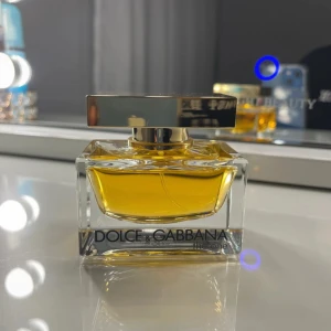 Dolce & Gabbana The One parfym - En ikonisk parfym från Dolce & Gabbana med lyxig känsla. Perfekt för dig som vill sticka ut och addera en touch av elegans till din stil. Snygg flaska som gör sig bra på hyllan.