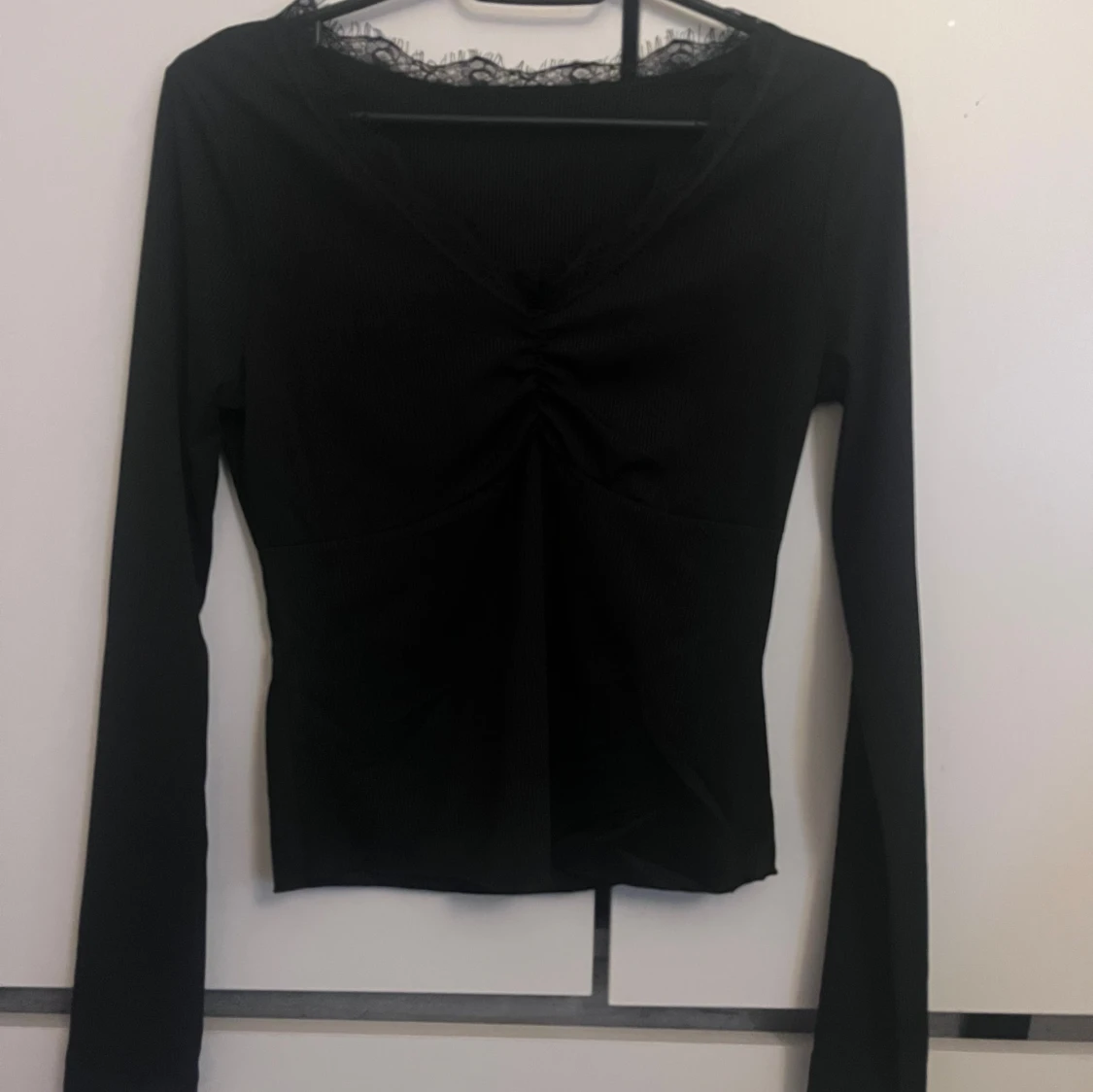 Svart långärmad topp med spets - 2