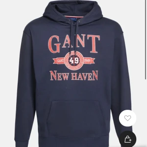 Mörkblå hoodie från Gant - Säljer nu denna gang hoodie eftersom den inte passar mig, det är storlek S men passar M den är aldrig använd, skriv gärna för fler frågor eller funderingar!