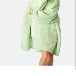 ROSA oversized fleece hoodie - Supermjuk och oversized hoodie i ROSA fleece. Tröjan har huva, långa ärmar och en riktigt chill, loose passform. Perfekt för att mysa runt hemma eller när du vill vara extra bekväm. Snygg och enkel design utan mönster eller detaljer. Aldrig blivit använd.