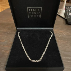 Äkta Silver kedja - Perfekt julklapp! Säljer en äkta silver kedja från Hallbergs guld, som är ca 52 cm lång och 4 mm bred. Kedjan är stämplad med silver stämpel (925 silver)