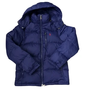 Ralph Lauren jacka - Tjena!😃 Säljer denna feta Ralph Lauren jacka🤩🙌 Nån lapp på insidan är bortklippt, tvättlappen bland annat tror jag. Den är använd bara 3 gånger då den var lite för liten för mig och jag är 186 cm och väger 75 kg som referens. Hör av dig vid minsta fundering. 90+ nöjda kunder över olika plattformar✅ Fraktar samma dag som köp📦🚚 Mvh //Grandeur