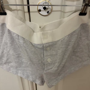 Brandy Melville shorts helt nya utan tag - Grå brandy Melville pyjamas shorts one size 
