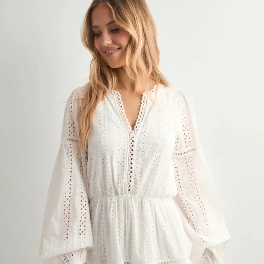 Vit kort klänning med spetsdetaljer - 3