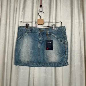 Blå jeanskjol - Mått:Ytterbensmått 30  cm     Midjemått (mätt rakt över) 39 Cm Grenmått 13  cm                                                               Bra skick. Hör gärna av er vid frågor!                    Följ oss : Instagram a_wearuf                                                         TikTok : awearuf                                                                   (Nr 24 ) 