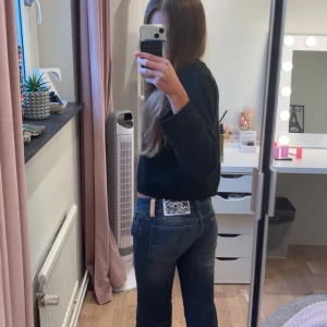 Weekday, cheap Monday jeans! - Weekday / Cheap Monday Jeans.                        – W24 L30 – Bootcut/Flare  Superfina jeans från Cheap Monday (Weekday) i modell med lätt utsvängda ben (bootcut). Mjuk, stretchig denim i mörk tvätt med snygg slitning framtill.  Säljer eftersom de är lite för korta för mig och jag skulle behöva en storlek större vid benen. Vid jämförelse är jag ca 160cm och mitt inerbensmått är ca 80 cm