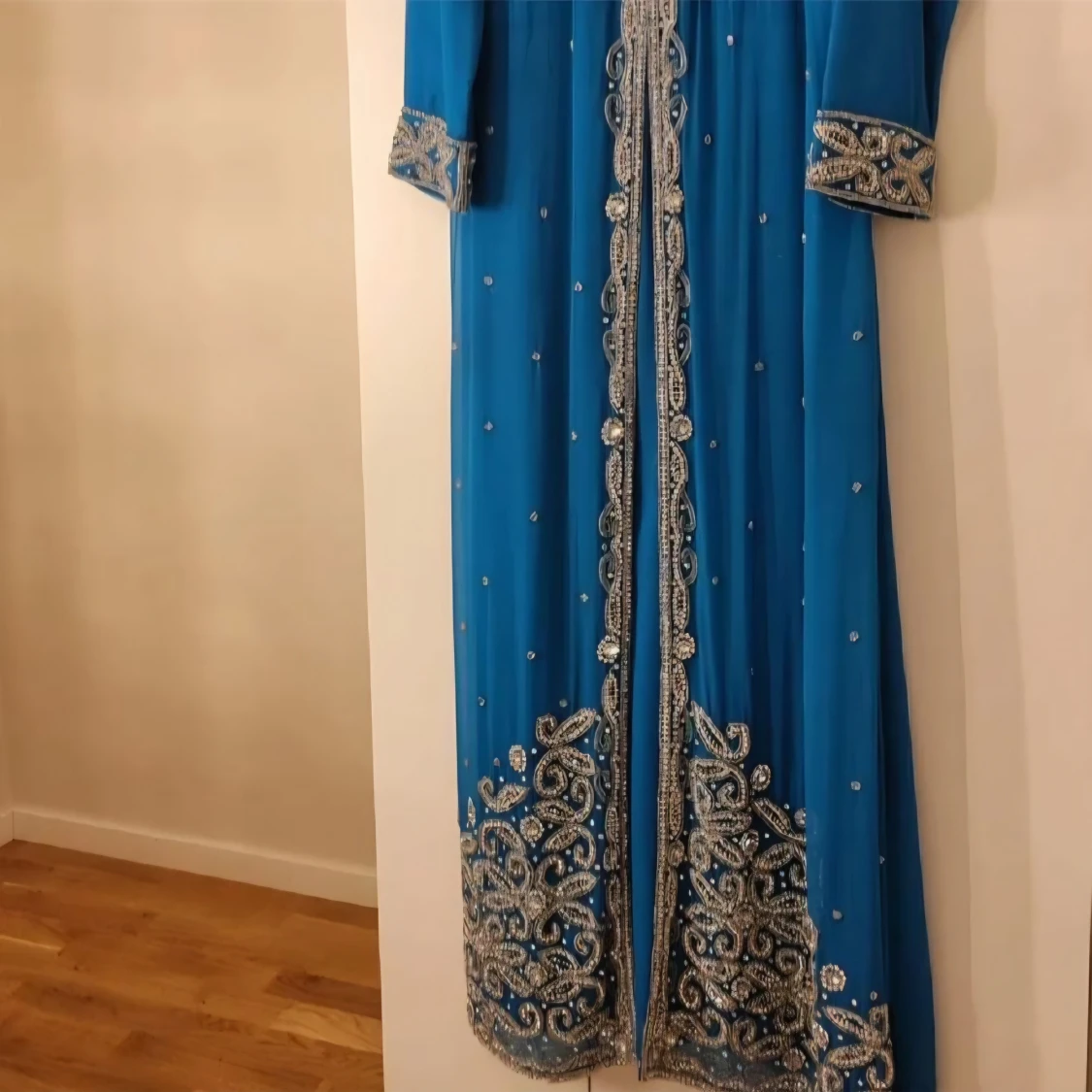 Blå långklänning med silverbroderi - 3
