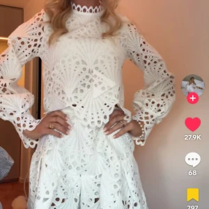 Vit spetsklänning med volang - SÖKER!! Storlek S💝💝💝