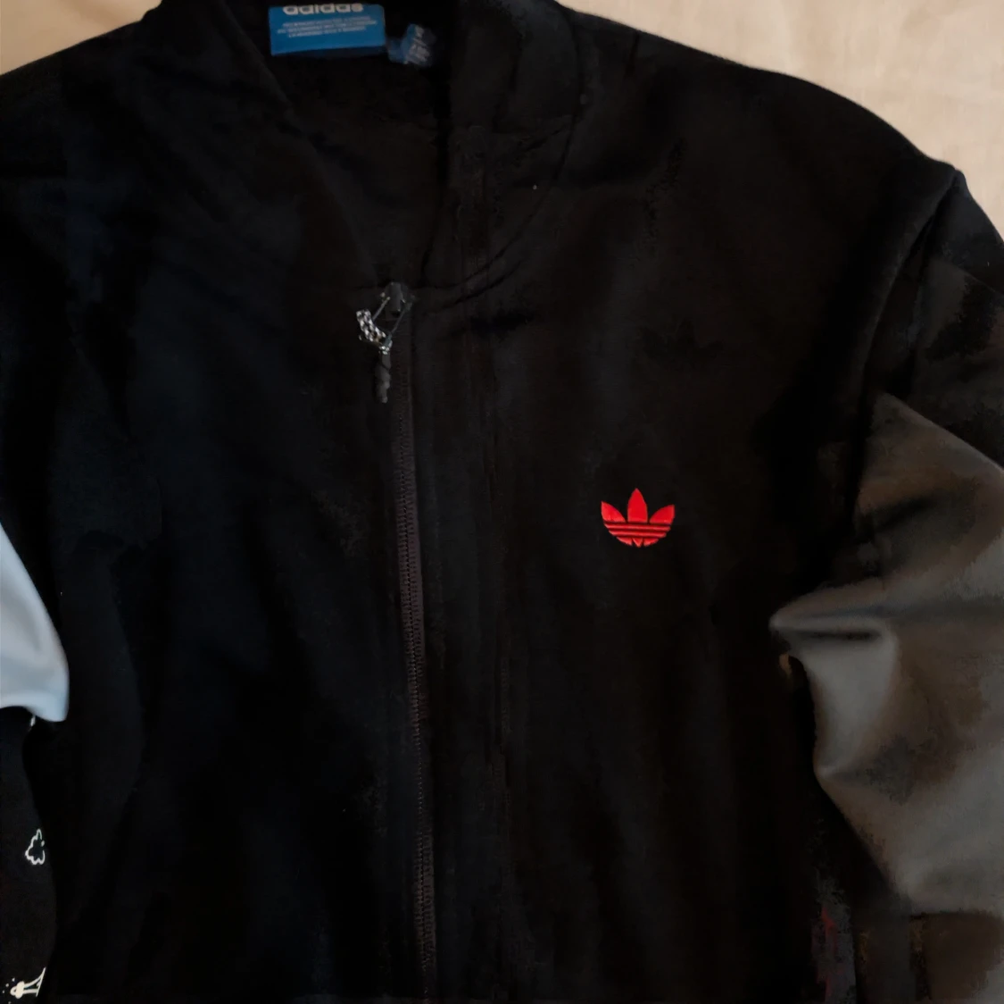 Svart Adidaströja med röda detaljer - 1