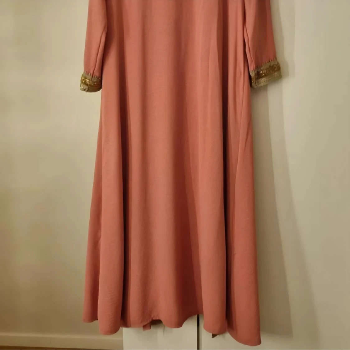 Rosa långklänning med guldiga detaljer - 3