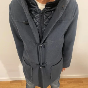 Duffle coat / Duffle kappa - Väldigt snygg och stilig mörkblå ull Duffle Kappa med fordring för att hålla sig varm under vintern och kallare väder. Kappan är i storlek 150 (barn). Pris kan diskuteras vid snabb affär.