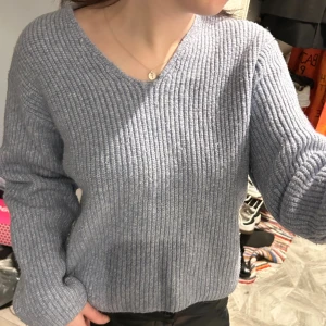 Ljusblå stickad tröja från H&M - Mysig ljusblå stickad tröja från H&M i storlek XS men lite oversized så passar även S och M beroende på hur oversized man vill ha den. Perfekt för dig som gillar en enkel och chill stil.🌻