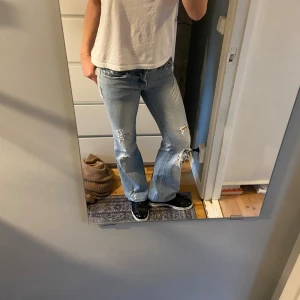 Levis bootcut jeans med slitningar - Assnygga jeans med hål och detaljer🥰Bootcut passform och lågmidjade! Storlek 26 i jeans!