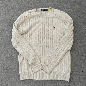 Ralph Lauren tröja - Säljer nu min snygga ljusgråa stickade tröja ifrån ralph lauren! Perfekt nu inför kallare väder och tröjan är knappast använd så grymt skick! Bara höra av dig vid funderingar.
