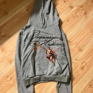 Hoodie från tmrwsarchive  - Grå och skön hoodie från tmrwsarc med stor huva och magficka.