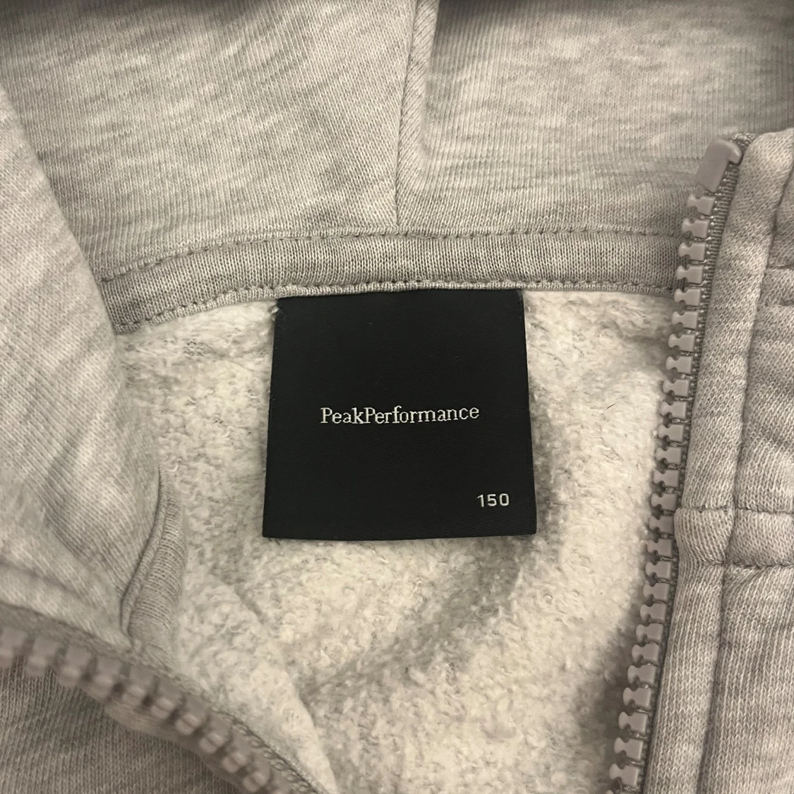 Grå hoodie från Peak Performance - 1