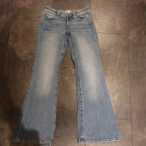 Blå bootcut jeans från Gina Tricot - Snygga ljusblå jeans från Gina. (Defekter syns på bilderna) Vissa paljetter saknas på bakfickorna. Finns några till. Storleken 158, alltså barnstorlek. Säljer eftersom dem inte passar som jag vill🩷