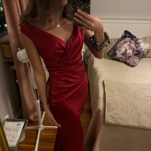 Vinröd balklänning  - Superfin vinröd balklänning från goddiva, orginalpris ligger på 1200kr utan tull, jag är 1,58 och klänningen är för lång på mig, sitter figursytt runt kroppen men har ett stretchigt material, prislappen kvar!