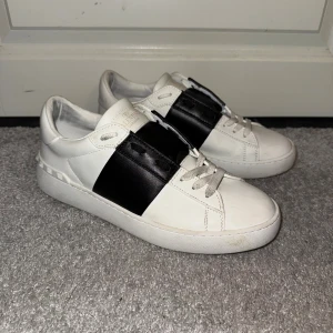 Valentino Open - Valentino open i bra skick, finns tecken på användning men inget som syns jättetydligt. Skriv gärna om du har några fler frågor eller funderingar. 