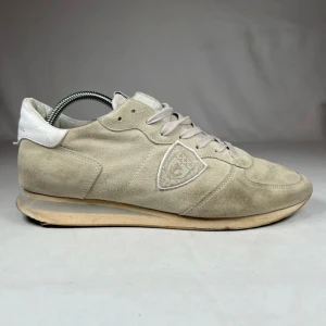 Philippe Model TRPX - Philippe Model TRPX Biega/Vita | Nypris ‼️6000kr ‼️| Håller värmen under vintern och hösten | Skorna har en tjock sula som ger höjd och bekvämlighet |Pris kan diskuteras! | Skriv om du har frågor! | Orginal Dustbag eller Orginal box ingår inte. | //MvH By, Olsén, Closet