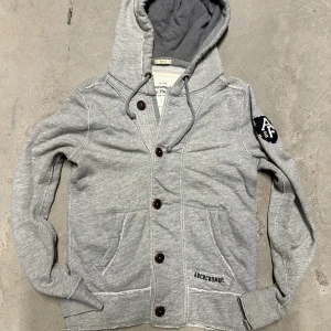 Vintage Abercrombie hoodie med knappar - Extremt eftertraktad och sällsynt vintage Abercrombie hoodie med knappar! Grymt skick, inga defekter - ser exakt ut som på bild! Storlek M. Skriv vid frågor!💬