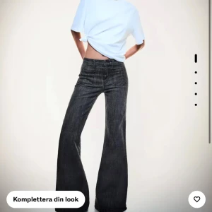 Svarta wide jeans med hög midja - Helt nya med prislapp råka köpa fel stolek, nypris 400kr💗