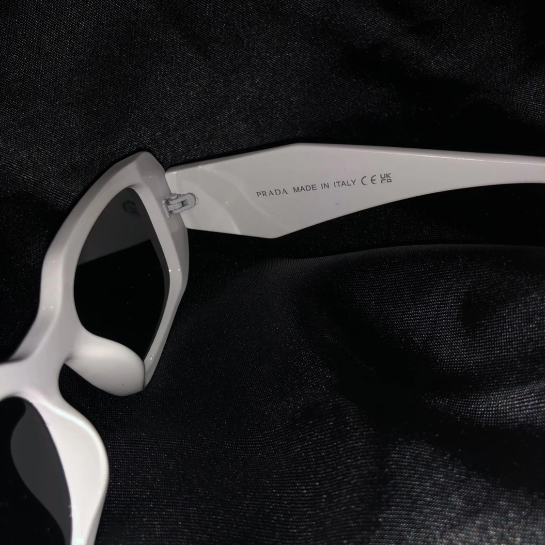 Vita solglasögon Prada - 2