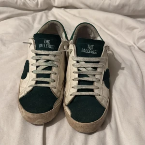 The Gallerist skor  - Säljer mina The Gallerist skor som inte säljs i butik längre. Dom är använda ca 5 månader så dom är inte i bästa skicket men helt klart användbara. Det går nog att tvätta bort de mesta smutset. Hör av dig vid frågor eller funderingar!