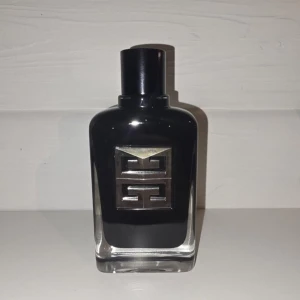 Givenchy Gentleman Society EdP - Givenchy, Gentleman Society Eau de Parfum. 100 ML flaska och ungefär 80 ML av parfymen är kvar. Har tyvärr inte kvar kvittot men kan skicka fler bilder om det önskas.