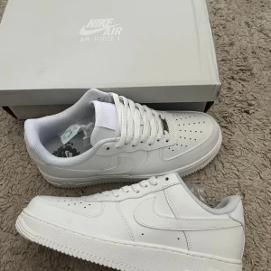 Nike Air Force 1 vita sneakers - Säljer helt nya air force 1 aldrig använda storlek 41. Box prislapp med mera ingår. Hör av er vid frågor och funderingar. 