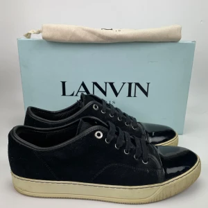 Lanvin skor  - Hej! Säljer nu dessa sjukt snygga lanvin skor. Skorna är i toppskick! Har begränsat antal boxar och dustbag. Hör av dig vid frågor. 