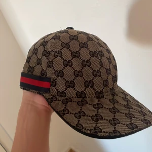 Gucci keps dustbag box osv medkommer. - Riktigt fin och inga defekter 