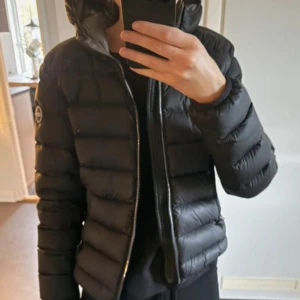 Svart Colmar jacka  - Svart colmar jacka i jättefint skick i storlek 40 i Italiensk storlek men skulle säga att den är Xs/S