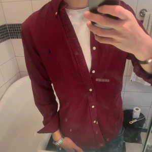 Ralph Lauren skjorta - Jag säljer min shyssta vinröda Ralph Lauren skjorta perfekt nu inför vintern! Jättefint skick utan några defekter. Kontakta mig om du är intresserad! Pris kan diskuteras vid snabb affär!