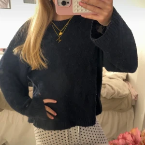 Stickad tröja  - Marinblå stickad tröja från Gina. Använd och nopprig därav priset ❣️❣️men fortfarande fin 