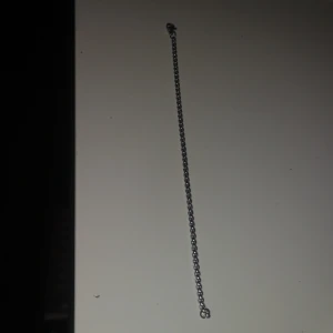 Klassiskt silverfärgat armband - Snyggt och stilrent armband i silverfärg med rundade länkar och ett smidigt lås. Perfekt för dig som gillar minimalistisk design och vill ha ett enkelt smycke som funkar till allt. Länkarna är blanka och ger ett coolt intryck.