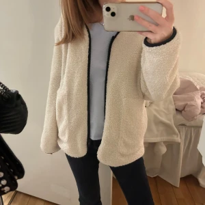 Teddy jacka - Säljer min cremevita teddyjacka med svarta detaljer. Storleken är XL men skulle säga att den sitter som en M. Sitter lite overzized på mig som normalt har S/XS. Skriv vid frågor. 🙌🏼🥰 (återpublicerat inlägg från när jag köpte den. Men den har bara används 1 gång av mig sen dess)