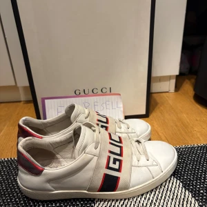 Gucci skor - Skick 7,5/10| Såklart äkta, box och dustbag finns| storlek 40,5| obs saknar sula| Bud och byten kan tas