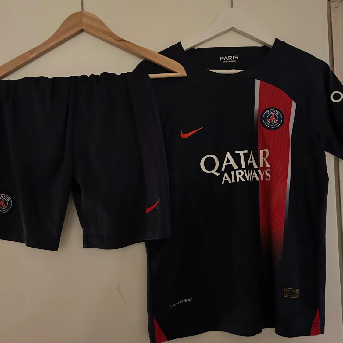 PSG fotbollströja och shorts Nike