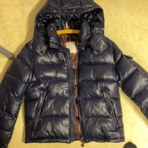 Marin blå moncler maya (NFC) - Marin blå moncler maya (NFC)