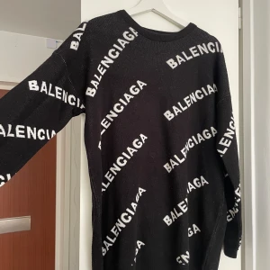 Balenciaga tröja  - Svart stickad tröja från Balenciaga i storlek XL, funkar bra även som L