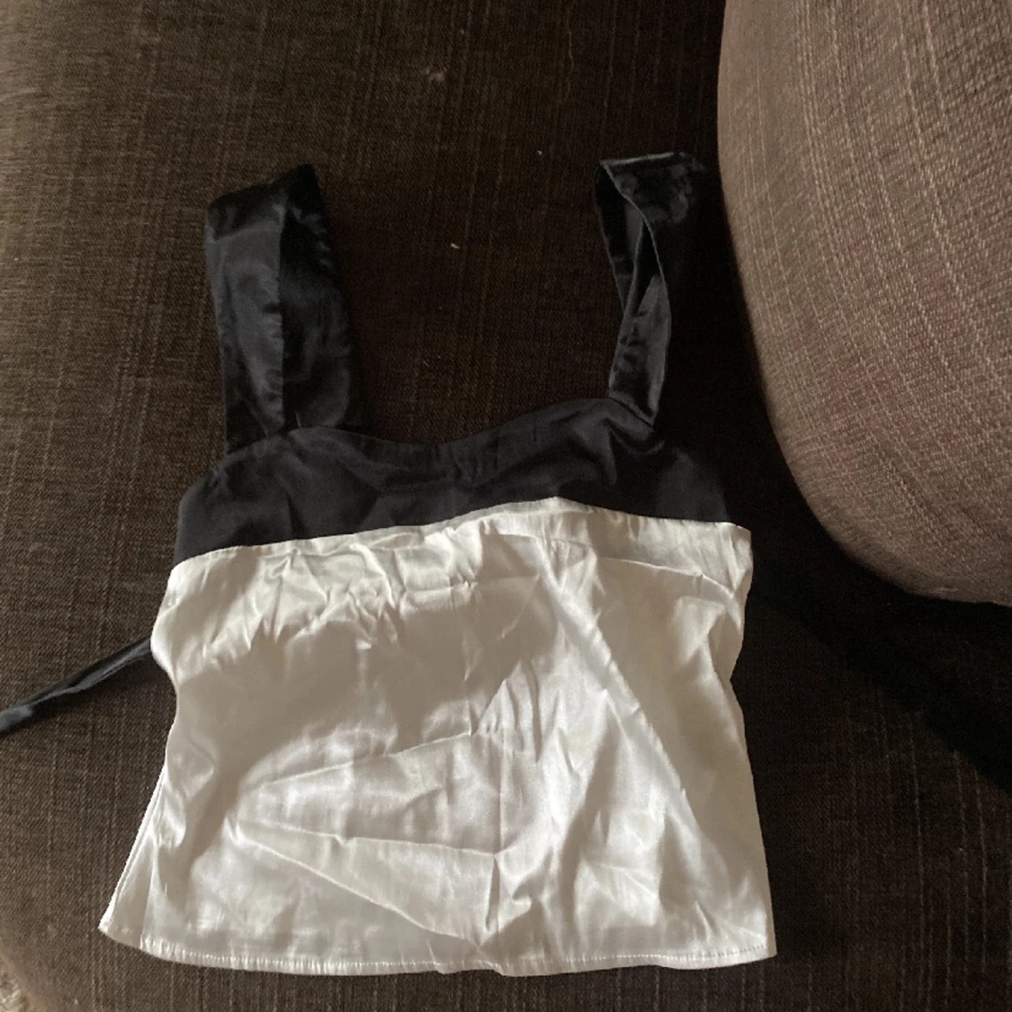 Svartvit omlottopp med knytband