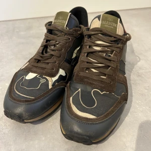 Valentino rockrunner - Säljer dessa riktigt feta rockrunners i bra skick finns en liten skada som syns på bilden. Annars är dom i bra skick. Hör av dig om du är någon fråga.