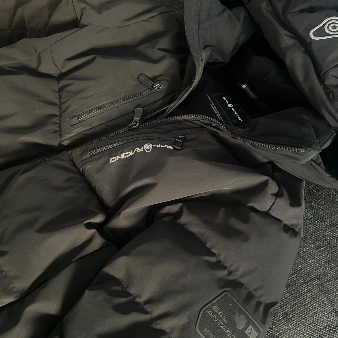 Svart Sail Racing dunjacka med huva - 4