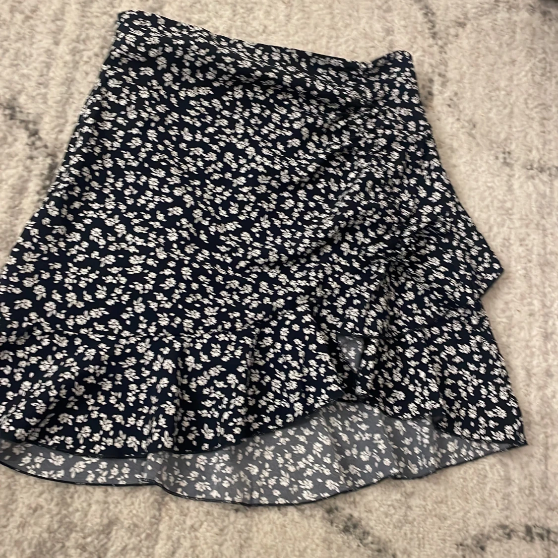 Blommig omlottkjol i marinblått