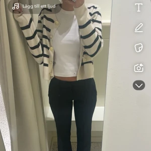 Kofta - Säljer men beige randig kofta inte använd jätte mycket och är i jätte bra skick inga defekter alls 