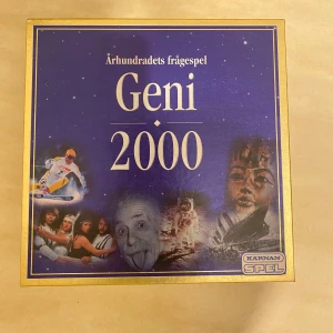 Geni 2000 sällskapspel perfekt till jul - Perfekt sällskapsspel till jul!! Utmana dina vänner i Geni 2000 – frågespelet om 1900-talet! Med frågor om sport, kultur, upptäckter och mer, är detta spelet för dig som gillar kunskap och tävling. Perfekt för spelkvällar med kompisar eller familj!
