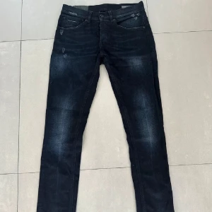 Dondup jeans - Snygga svarta/blå jeans från dondup. Sparsamt använda och skicket är bra. Kom privat vid frågor eller funderingar!