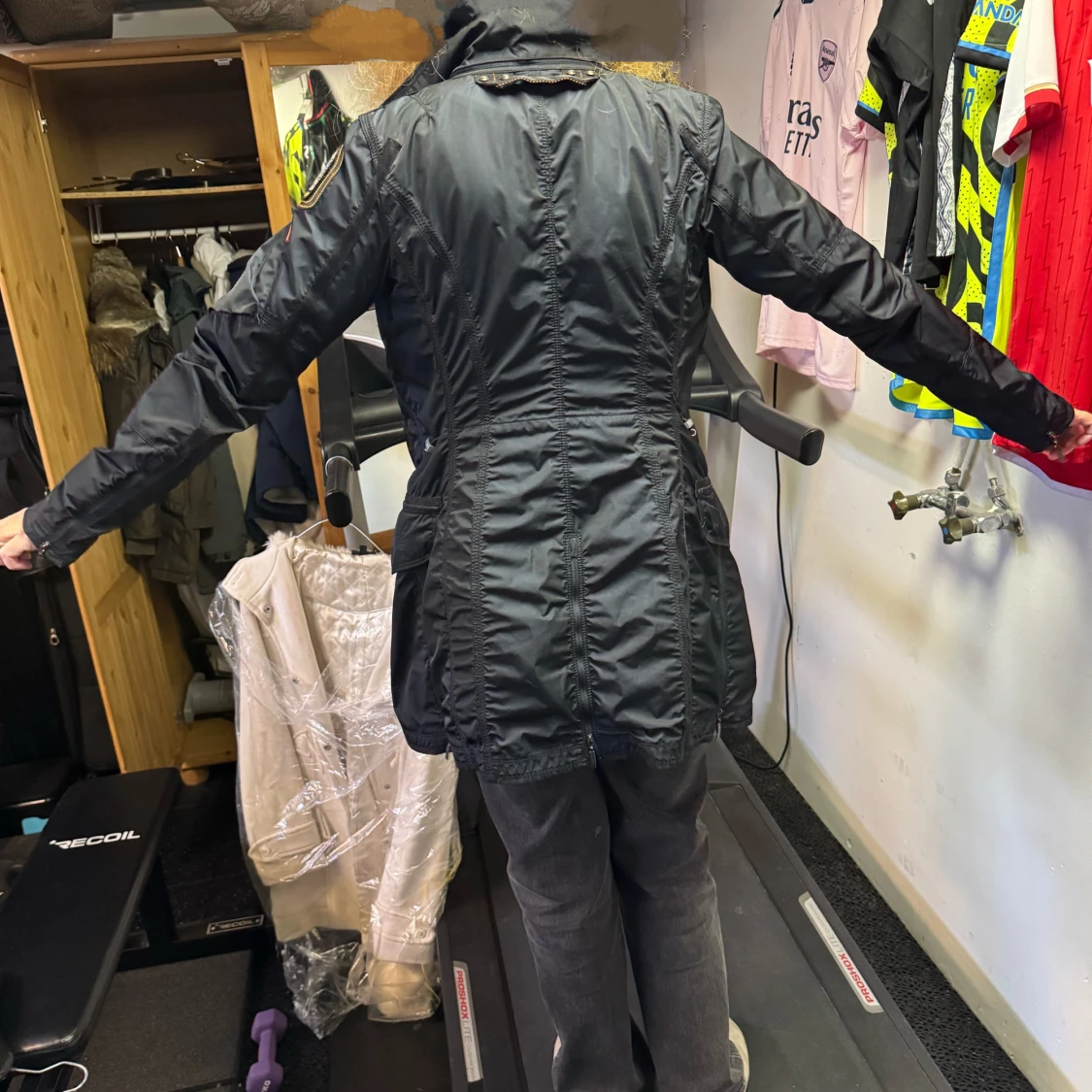 Svart parkajacka med dragkedja - 2